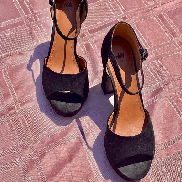 Size 8.5 - Black - H&M Chunky Heel - Picture 2 of 3